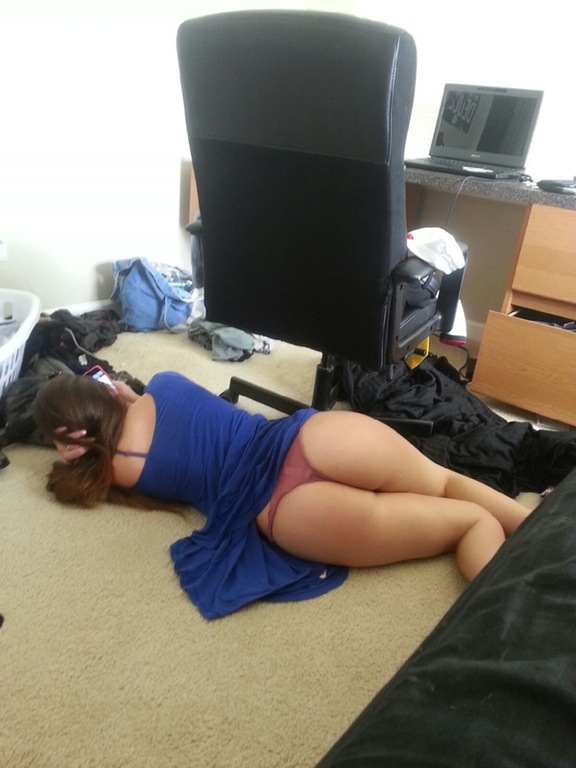 A hottie with a nice butt lays on the floor